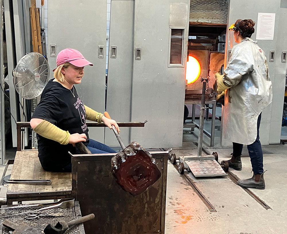 Studenter i glashyttan på Konstfack