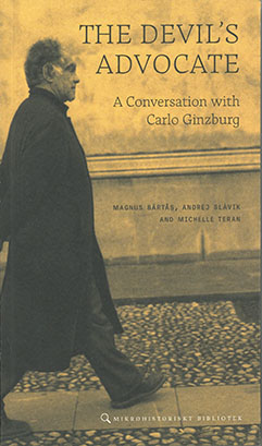 Omslag till boken The Devil's Advocate. Bilden är tonad i gulorange och visar en gpende Carlo Ginzburg i helfigur från sidan.