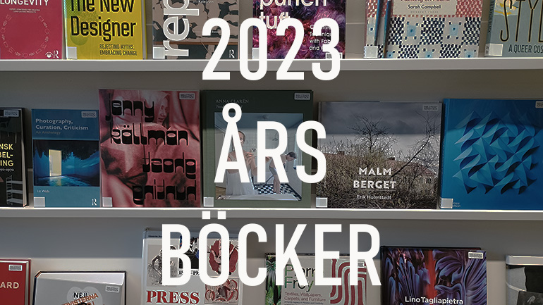 Texten 2023 års böcker, framför en bokhylla med nya böcker