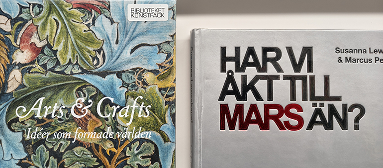 Två böcker i en hylla