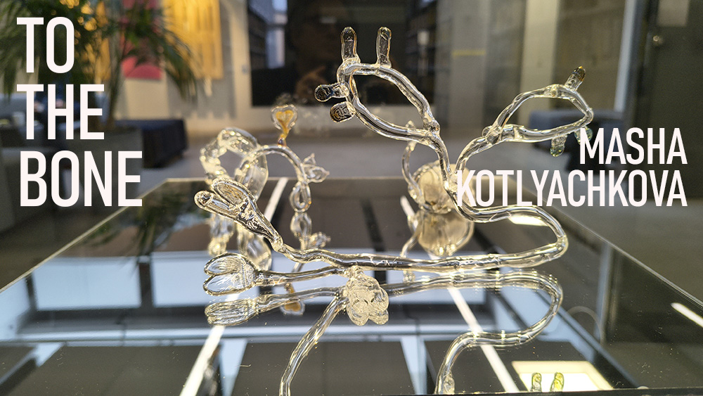 Utställning med glas i bibliotekets skyltfönster