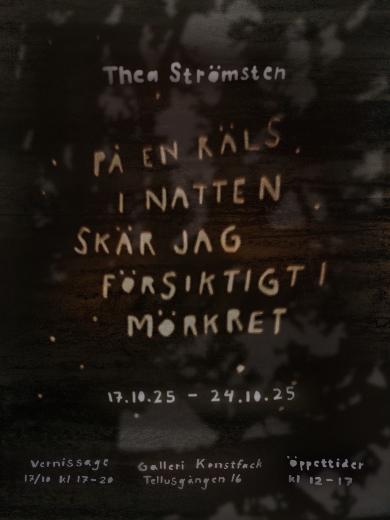 På en räls i natten skär jag försiktigt i mörkret – Thea Strömsten